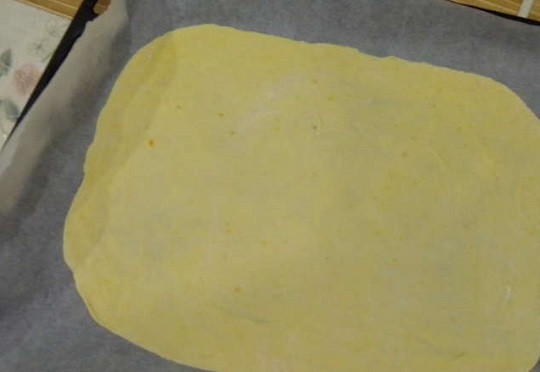 1. Этап. Слоеный пирог с курицей: 1. Для начала замесите тесто, взбив яйцо со щепоткой соли, добавив сметану, пару ложек растопленного сливочного масла и просеянную муку. Разделите на 4 равные части, каждую из которых нужно очень тонко раскатать.