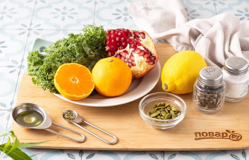 1. Этап. Салат c мандарином, гранатом и тыквенными семечками: Подготовьте все ингредиенты.