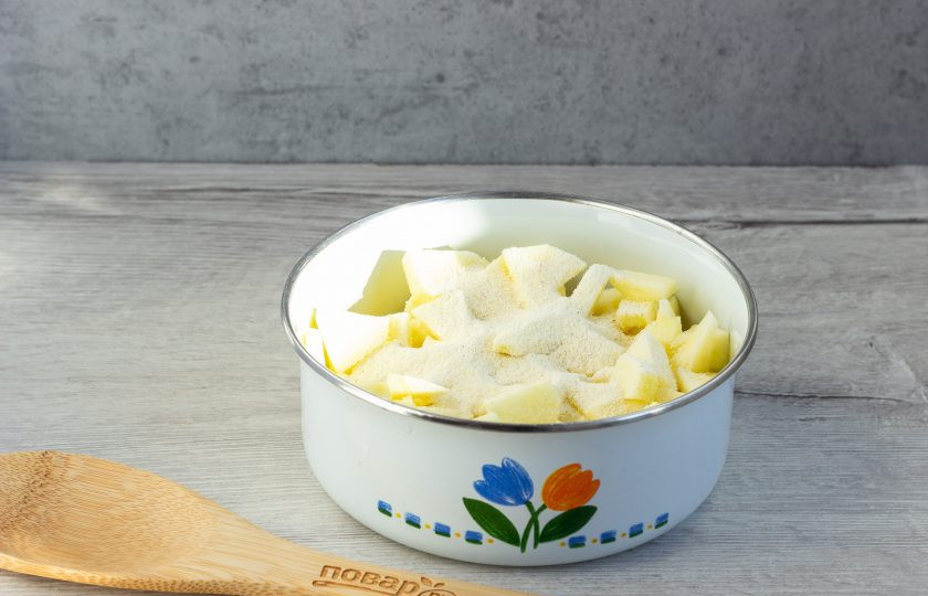 1. Этап. Пряные кексы: Яблоки помойте, очистите от сердцевины и кожуры. Нарежьте небольшими кусочками и перемешайте с манкой.