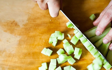 1. Этап. Клубничный гаспачо: Огурец очищаем от шкурки и тоже нарезаем мелкими кубиками.