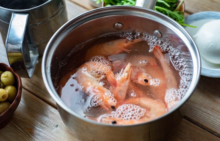 1. Этап. Пицца с оливками и креветками: У меня крупные варено-мороженные креветки и я их отварила в кипящей воде в сотейнике 5 минут, а затем почистила.