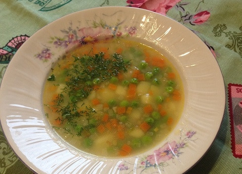 1. Этап. Суп с манкой и зеленым горошком: 8. Наливаем суп в тарелки и добавляем мелко нарезанную зелень. А тем, кто очень голоден - добавим и мясо:)