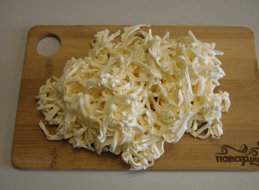 1. Этап. Сырный суп из плавленых сырков: Плавленый сыр натрите терке.