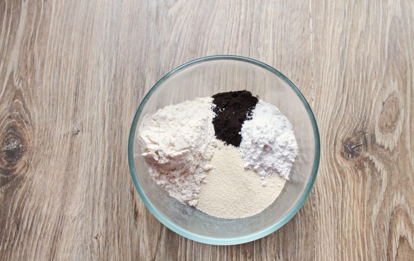 1. Этап. Шоколадный манник с вишней: В миске смешайте манку, просеянную муку, какао и разрыхлитель.