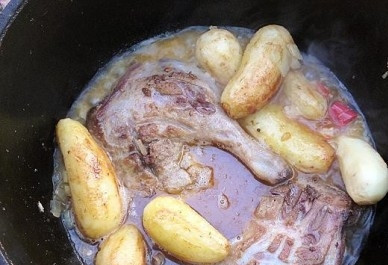 1. Этап. Утка, тушенная с картошкой в казане: Овощи у нас обжарились, добавляем к ним измельченный имбирь, соль и специи. Выкладываем утку, доливаем воду так, чтобы она чуть-чуть не покрывала утку. Закрываем казан крышкой, уменьшаем огонь и тушим утку минут 40. Затем добавляем обжаренный картофель и чеснок и продолжаем тушить до готовности. Посыпаем зеленью — и подаем блюдо на стол.