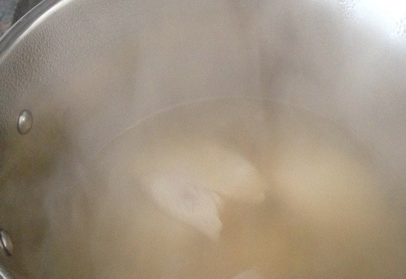 1. Этап. Куриный суп с овощами и макаронами: 4. В закипевший бульон выложите куриное филе.