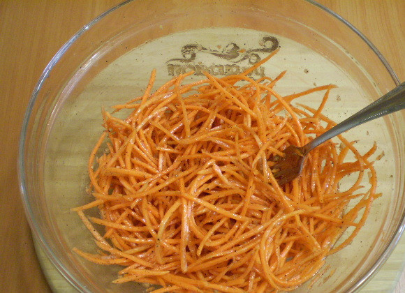 1. Этап. Морковка по корейски острая: Разогрейте на сковороде растительное масло (до 90 градусов). Заправьте салат. Тщательно перемешайте, дайте остыть.