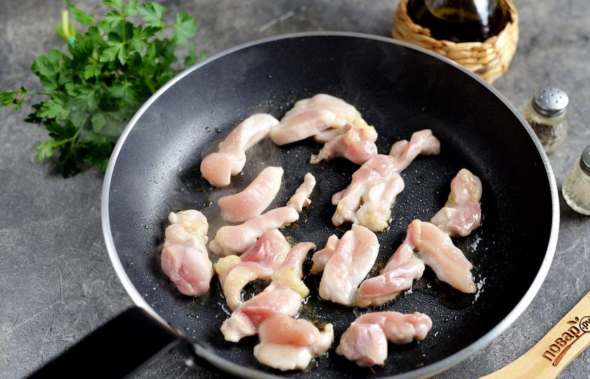 1. Этап. Лапша по-корейски с курицей: Куриное бедро порежьте тонкой соломкой, выложите в разогретое растительное масло, обжарьте до красивой румяной корочки.