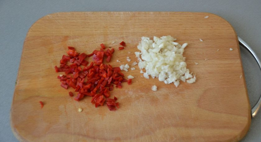 1. Этап. Битые огурцы по-китайски: Раздавите плоской стороной ножа чеснок и измельчите его. Из перца чили удалите семена и тоже измельчите.