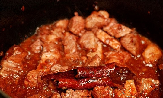 1. Этап. Макароны со свининой на сковороде: 6. Добавьте по вкусу соль и перец.