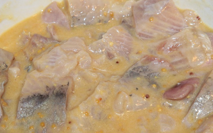 1. Этап. Сельдь в горчичной заливке: Заливаем селедку приготовленной заправкой, перемешиваем все и ставим рыбу в холодильник часов на 6-8. Ну а потом наслаждаемся потрясающим вкусом селедки в горчичной заливке. Приятного аппетита!