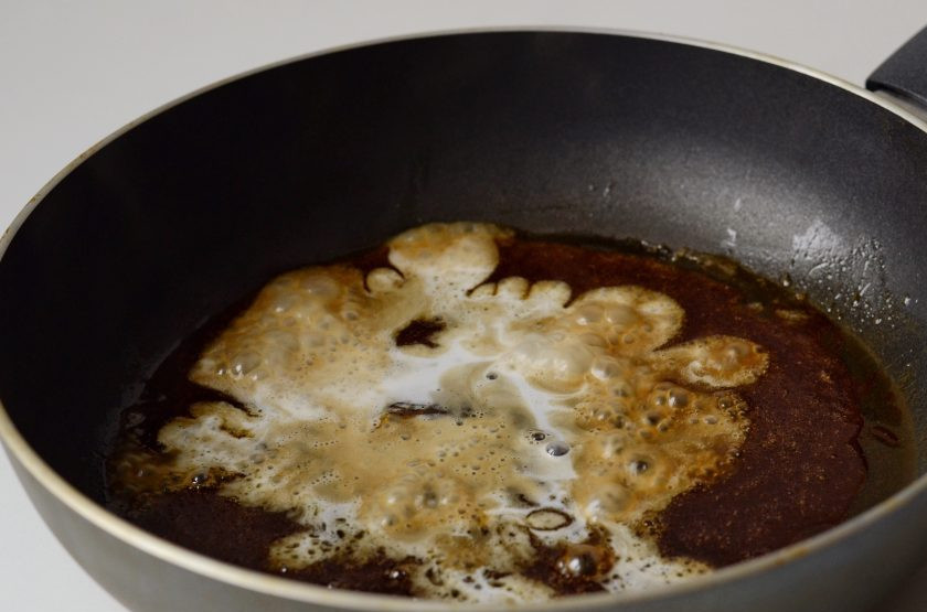 1. Этап. Каша с карамелизированной тыквой: Влейте сливки, ещё раз перемешайте до однородного состояния.