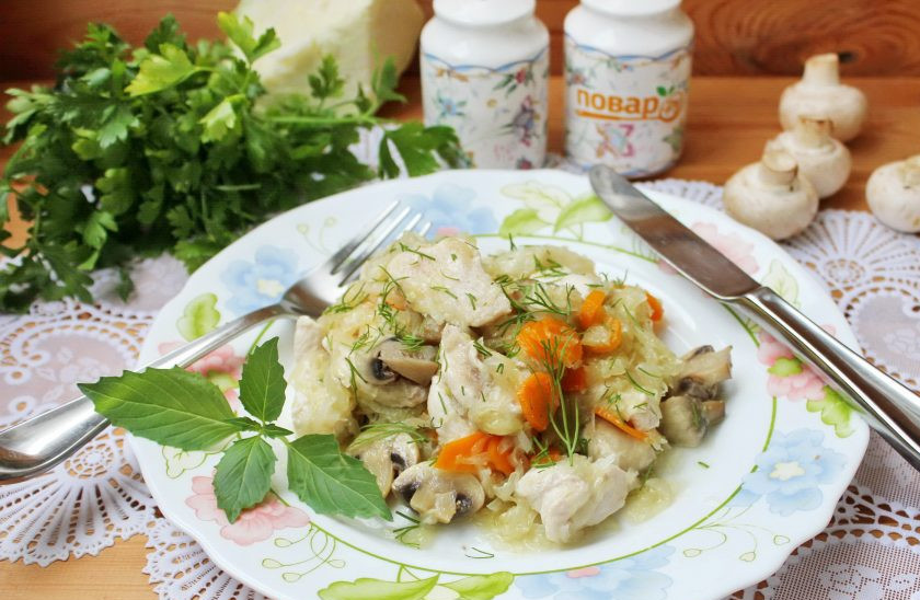 1. Этап. Капуста тушеная с курицей и грибами: Капуста тушеная с курицей и грибами готова. Подавайте на второе в обед или на ужин.