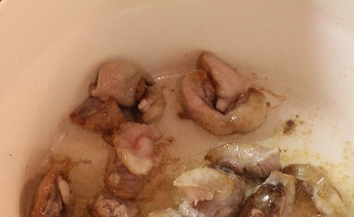 1. Этап. Утка, тушенная с черносливом: Нагреваем на плите казан, выкладываем в него кусочки кожи с жиром (будем вытапливать жир).