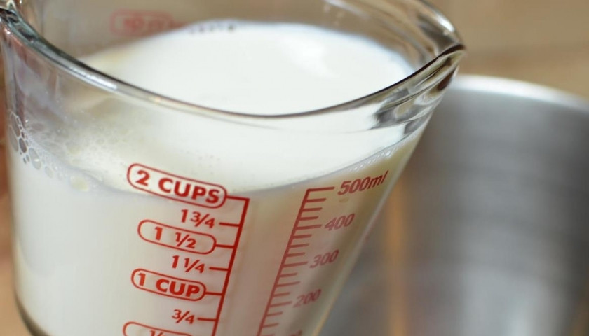 1. Этап. Тесто на куличи: В чашке комбайна вливаем теплое молоко и растворяем в нем сухие дрожжи. Включаем комбайн и постепенно засыпаем два стакана муки. После того как получится однородная масса, накрываем тесто полотенцем и оставляем в теплом месте на 30 минут.