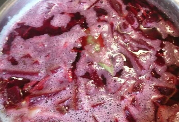 1. Этап. Свекольный суп для похудения: Затем выключаем огонь, кладем в кастрюлю 2 лавровых листа и закрываем крышку. Даем настояться около 15 минут.