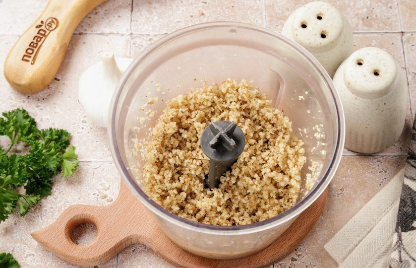 1. Этап. Рулетики из языка: Орехи и чеснок измельчите в блендере.