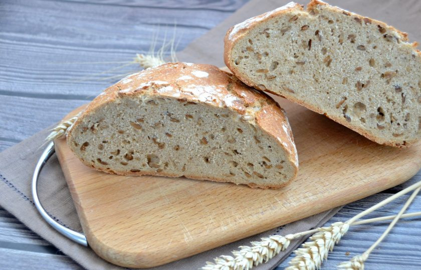 1. Этап. Голландский хлеб: Традиционно покажу разрез хлеба, он получился довольно плотным, мелкопористым, очень ароматным, с аппетитными включениями семян подсолнечника.