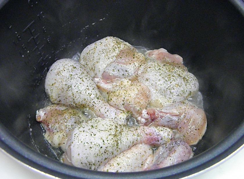 1. Этап. Подлива из курицы: Включите мультиварки на режим 