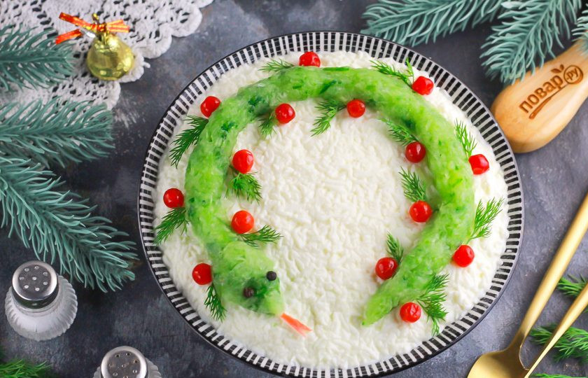 1. Этап. Крабовый салат на Новый год 2025: Можно добавить немного зелени и красных ягод, чтобы салат выглядел более празднично. Подайте его на стол. Приятного вам аппетита!