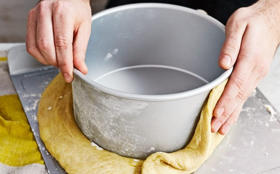 1. Этап. Пирог Лукошко с беконом: 2. Поделите тесто на обе части, при этом первая часть в три раза меньше другой. Раскатайте обе части теста в круглый пласт. Подберите круглую формочку для выпекания.