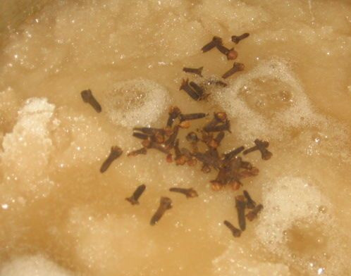 1. Этап. Варенье из зеленых грецких орехов: 6. Теперь готовим сироп из воды и сахара. В конце добавляем гвоздику и отправляем в сироп орехи. Доводим варенье до кипения, кипятим на слабом огне 5 минут, после чего оставляем их на час.