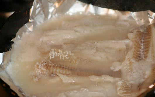 1. Этап. Судак под польским соусом: 1. Для начала нужно подготовить рыбу. Чтобы судак под польским соусом в домашних условиях был более нежным, рыбку лучше запечь в духовке. Для начала филе нужно вымыть, обсушить немного. Посолить и поперчить по вкусу. Выложить в форму для запекания на фольгу или пергамент. Добавить немного белого сухого вина и отправить в разогретую духовку и запекать до готовности.