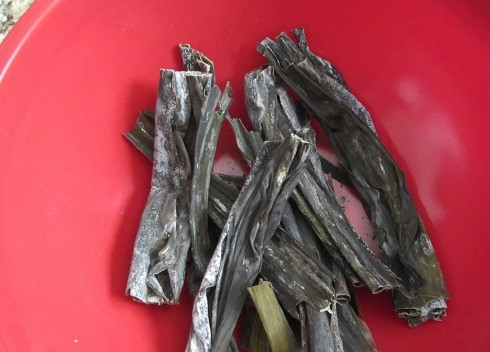 1. Этап. Салат из морской капусты и кальмаров: Сушеную морскую капусту выкладываем в миску.