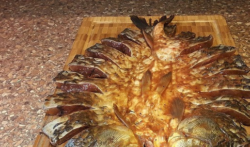 1. Этап. Запеченный карась: Подготовить маринад: в емкости смешать горчицу, томатную пасту, соевый соус, соль, хлопья острого перца. Промазать рыбку, оставить мариноваться.