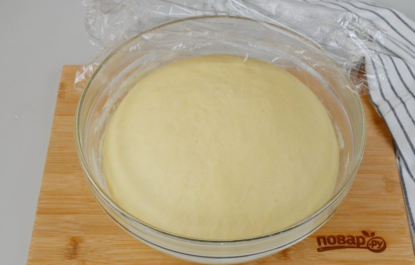 1. Этап. Дрожжевой пирог с яблоками и корицей: За час тесто должно подняться, увеличиться в два-три раза.