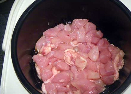 1. Этап. Тушеная картошка с курицей и грибами: Опустите в чашу мультиварки куриное мясо. Посолите и поперчите его.
