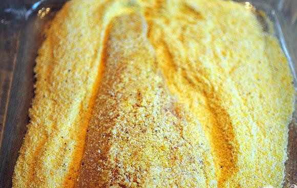 1. Этап. Сэндвич с рыбой и соусом: 2. Помидор нарезать на ломтики. Нагреть оливковое масло в сковороде на среднем огне. Смешать вместе кукурузную муку, перец и соль в плоском блюде. Обвалять треску в кукурузной смеси, слегка прижимая ее к рыбе. Стряхнуть излишки.