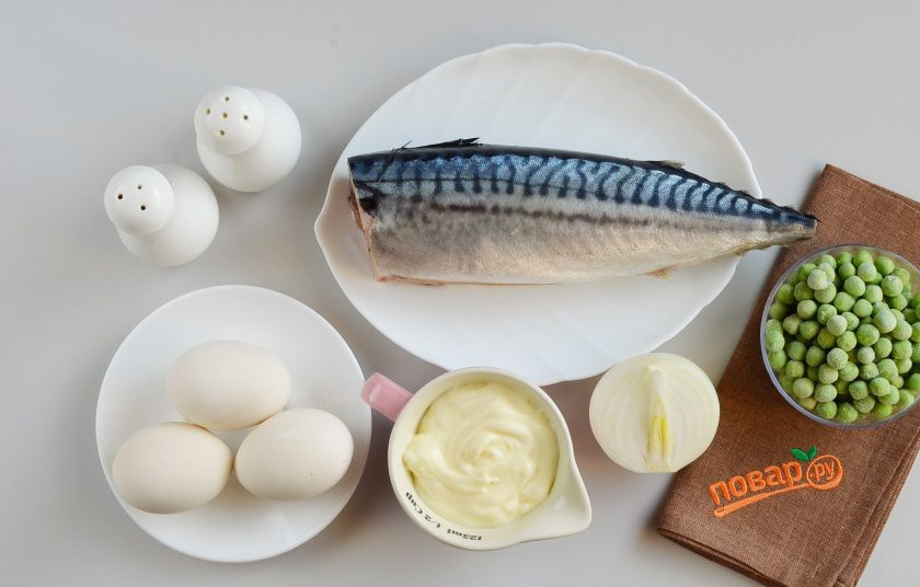 1. Этап. Салат со скумбрией: Подготовьте ингредиенты для салата. Отварите заранее яйца, хорошо остудите в холодильнике. Рыбку выпотрошите, удалите голову, хвост, внутренности и кожу. Очистите лук.