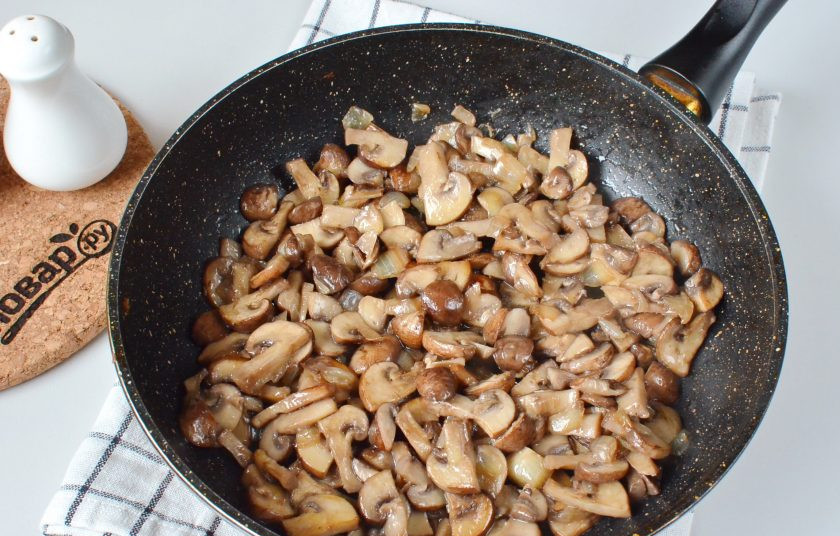 1. Этап. Начинка для расстегаев: Готовые грибы немного остудите.