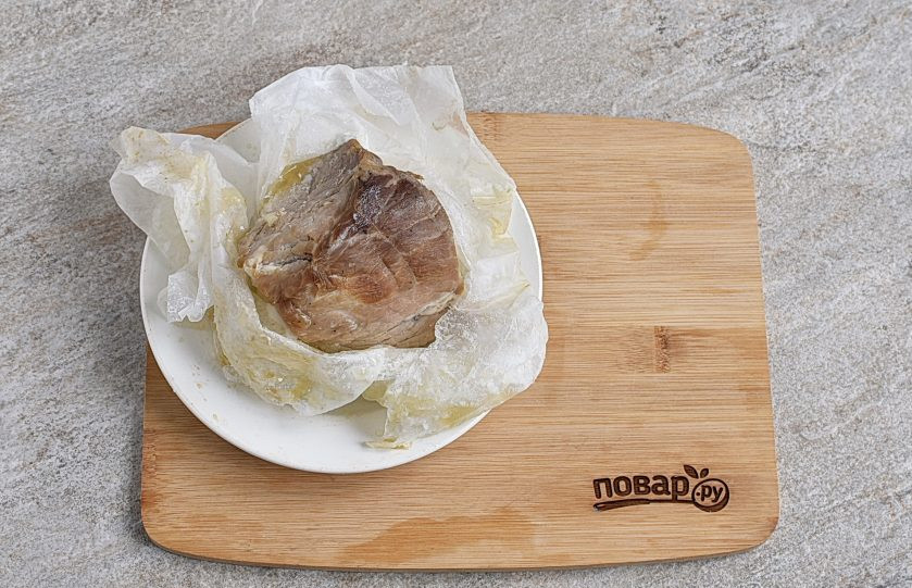 1. Этап. Маринад для буженины: Полностью остудите мясо в пергаменте. Можно убрать остывшее мясо в холодильник.