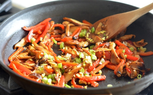 1. Этап. Овощи стир-фрай: 6. Добавьте чеснок, лук, имбирь.