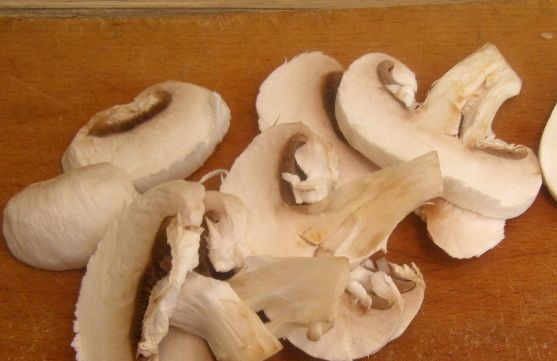 1. Этап. Салат с пекинской капустой и свежими грибами: Грибы промойте. Нарежьте их пластинками.