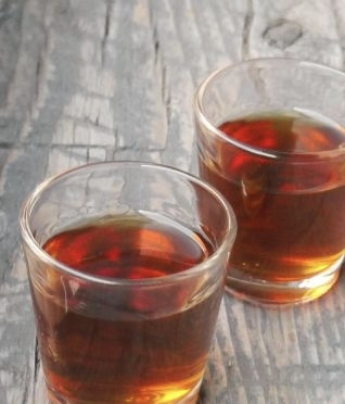 1. Этап. Домашний ликер: 4. Перелейте для сохранности ликер в чистую тару. Домашний ликер готов. Зовите друзей, накрывайте стол. Приятного аппетита.