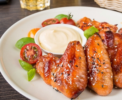 1. Этап. Крылышки под медовым соусом: Запекайте блюдо в течение 40 минут при 200 градусах в духовом шкафу. Приятного аппетита!