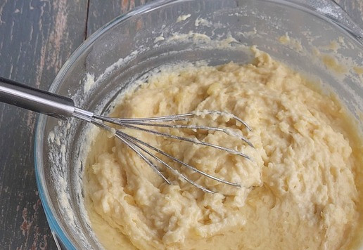 1. Этап. Тонкие картофельные вафли с ветчиной: Затем просять муку, хорошо вымешать. Добавить растительное масло, снова перемешать.