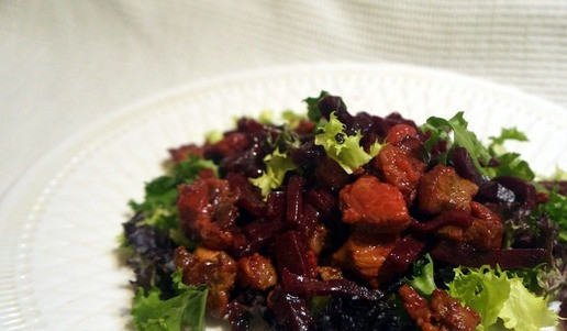 1. Этап. Свинина, тушеная со свеклой: Подавать с чем угодно, у меня на подушке из смеси салатов. Приятного аппетита!