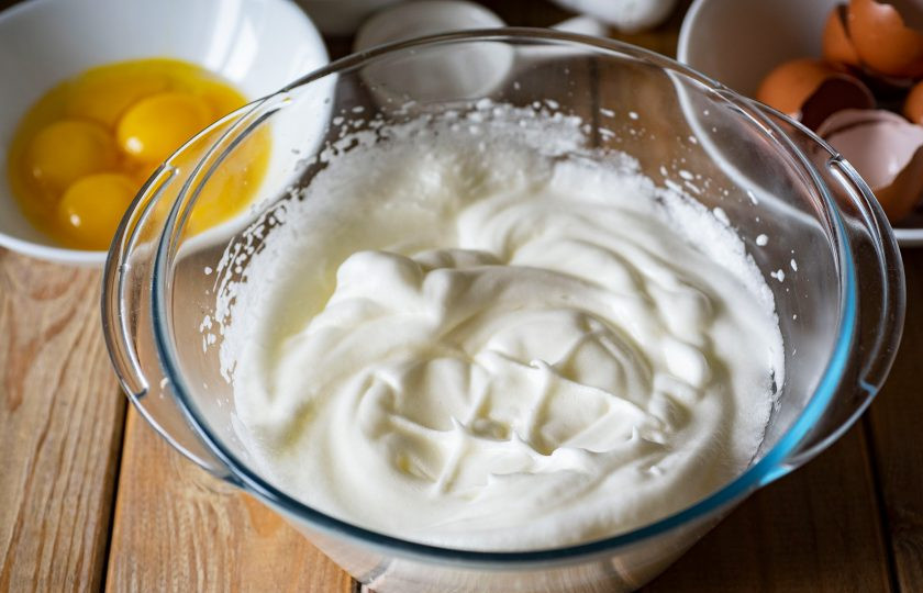 1. Этап. Кето-печенье из кокосовой муки: Миксером взбивайте белки до получения устойчивых пиков.