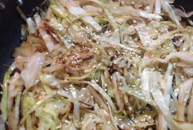 1. Этап. Свежая капуста жареная: В конце приготовления добавляем специи и кунжут. Соль добавляем уже тогда, когда капусту выложим на тарелку.