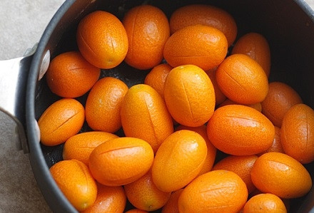 1. Этап. Кандированные кумкваты: 3. Выложите кумкваты в кастрюлю, залейте кипятком и поставьте на огонь. Проварите минуты 3, после залейте холодной водой и оставьте минут на 5, чтобы они как следует остыли.