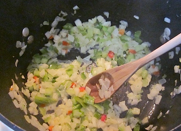 1. Этап. Салат с рисом: 1. В казан складу сливочное масло, затем выкладываю замороженную смесь (сельдерей, лук, морковь). Обжариваю смесь до мягкости всех овощей.