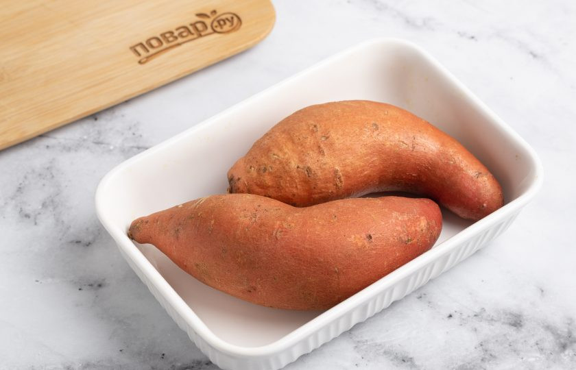 1. Этап. Вафли из батата: Батат запеките в духовке до мягкости при температуре 200 градусов. Время приготовления зависит от размера батата, примерно ориентироваться нужно на 50-60 минут.