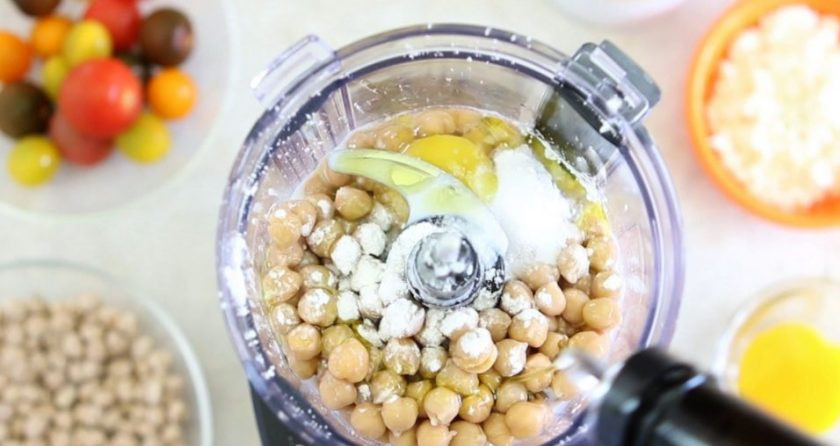 1. Этап. Нутовые панкейки: 2. Затем в блендер добавьте разрыхлитель, соль, яйцо, крахмал, молоко и оливковое масло.