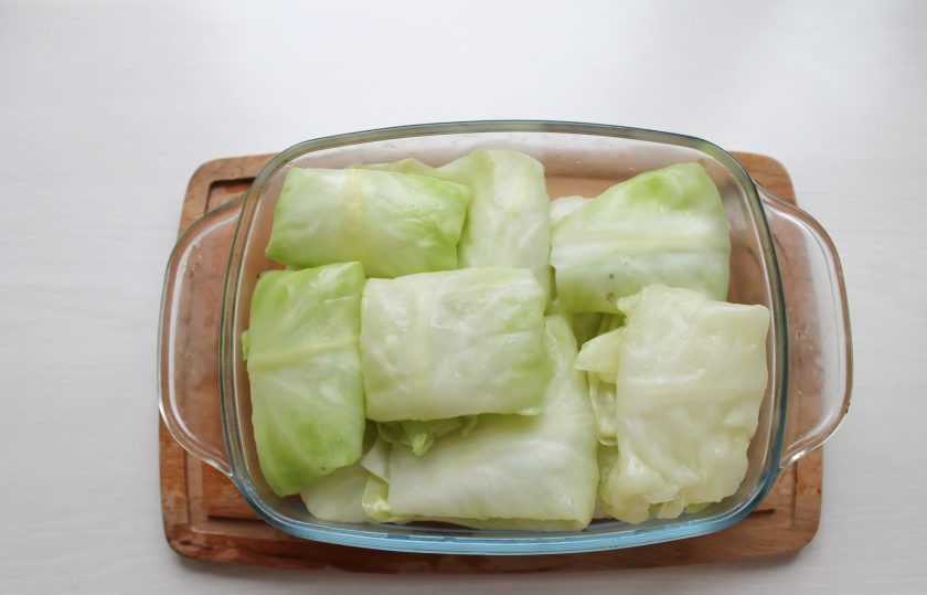 1. Этап. Листья капусты для голубцов на зиму: Выложите листья в плотные конвертики, как будто делаете голубцы.