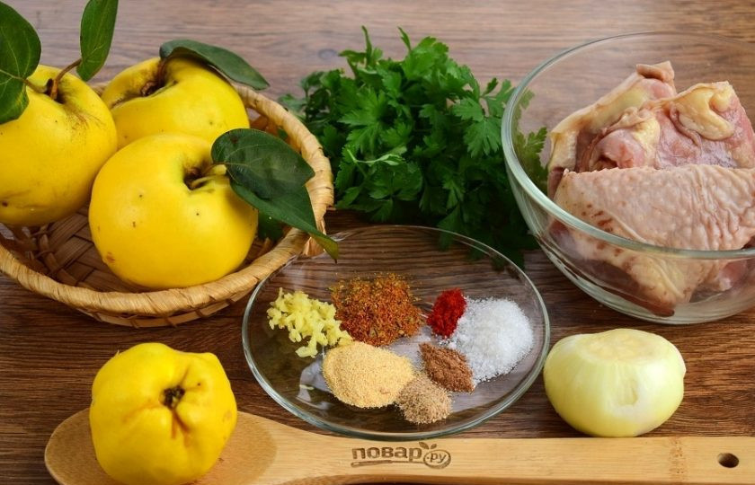 1. Этап. Жаркое из курицы с айвой: Подготовьте основные продукты. Айву тщательно вымойте. Куриное мясо промойте прохладной водой, обсушите. Лук очистите.