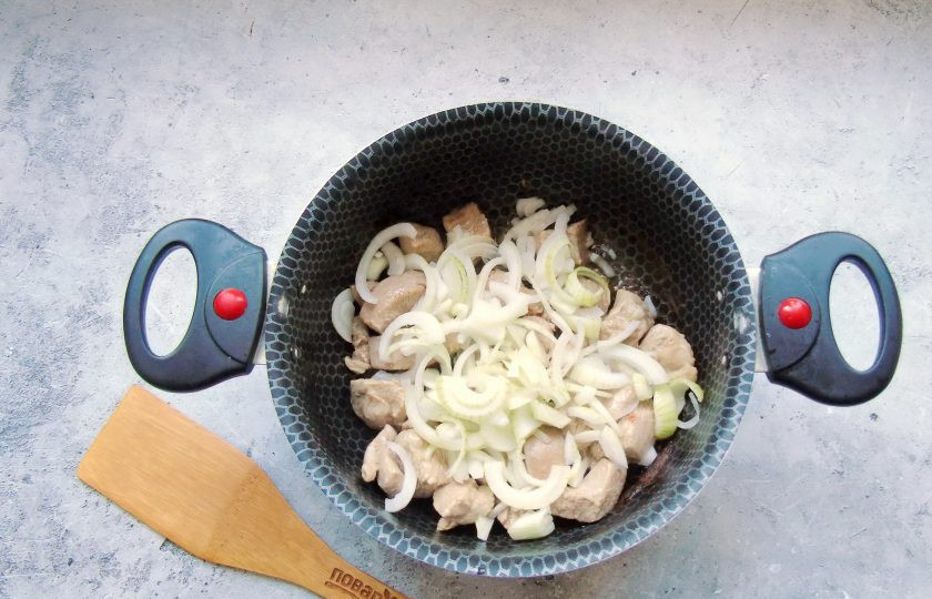 1. Этап. Индейка диетическая: Репчатый лук очистите, помойте и нарежьте полукольцами. Добавьте в кастрюлю.